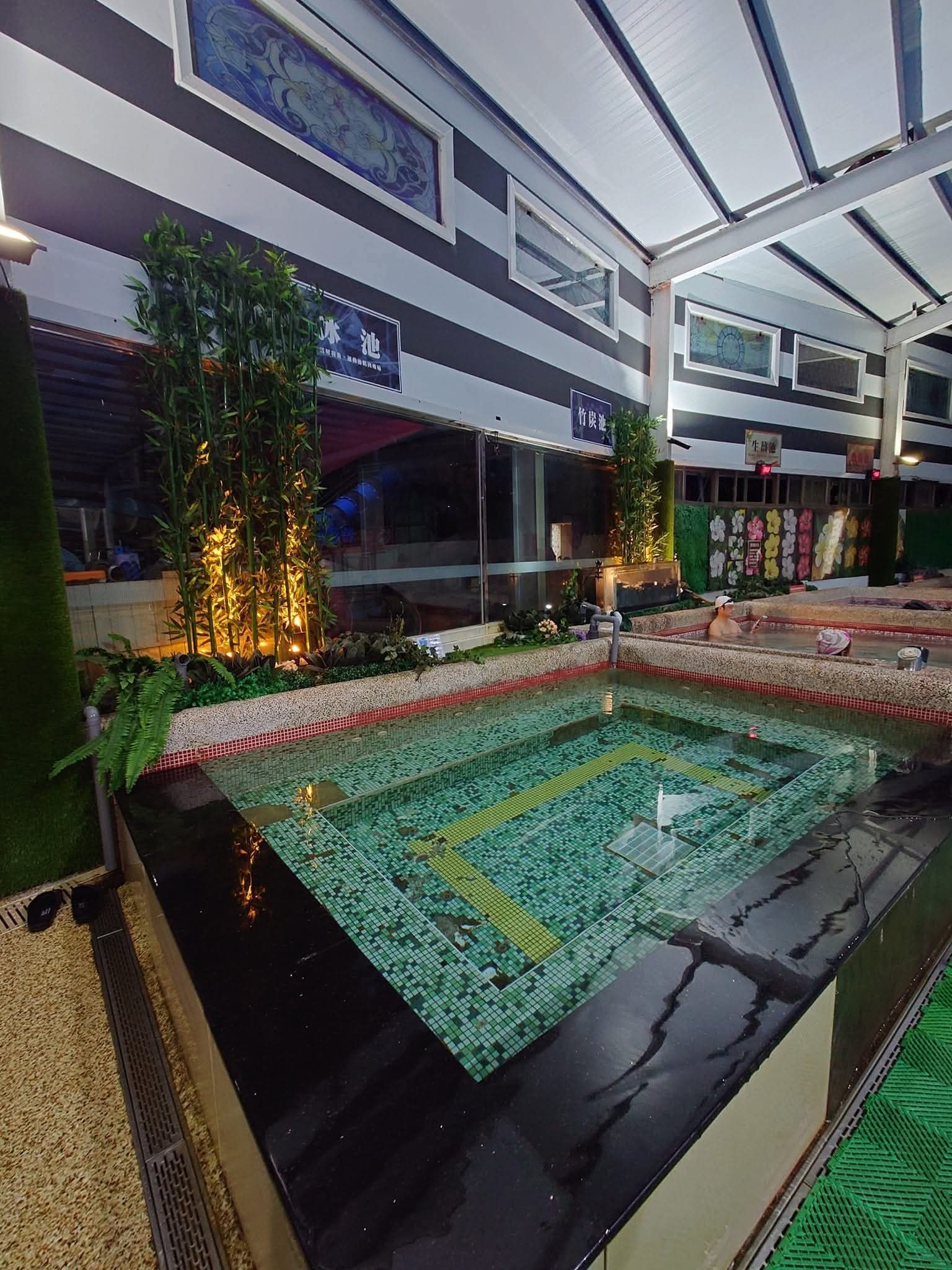 岩盤冰池
